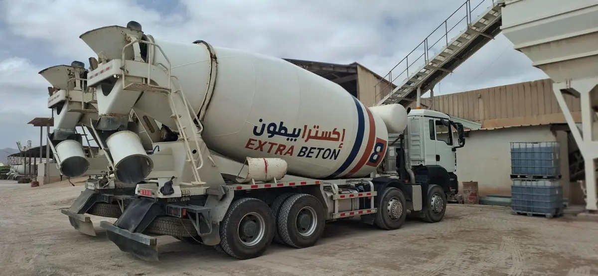 Camions toupies EXTRA BETON à la centrale à béton de Nador