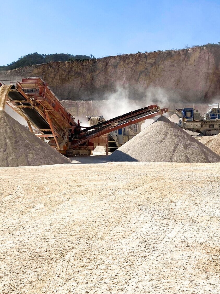 Carrière EXTRA BETON — concassage et stocks de granulats